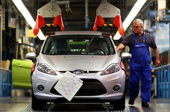 Un empleado de Ford inspecciona
