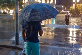 Dos personas bajo la lluvia
