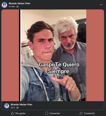 Un hombre joven con chaqueta de jean y un hombre mayor con camisa a cuadros posan juntos, con el texto "Gaspi Te Quiero Siempre" superpuesto