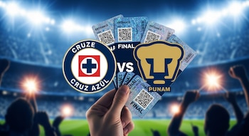 Logos oficiales de Cruz Azul y Pumas UNAM con una mano sosteniendo boletos de la final, sobre un fondo de estadio azul brillante con siluetas de aficionados.