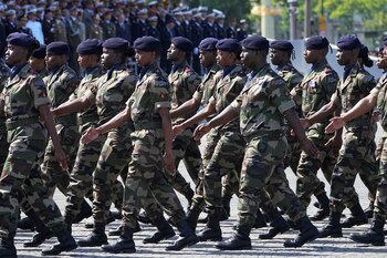 Tropas del Service Militaire Adapte, de los territorios franceses de ultramar, marchan durante el desfile del Día de la Bastilla el jueves 14 de julio de 2022 en París, Francia. Michel Euler/Pool vía REUTERS