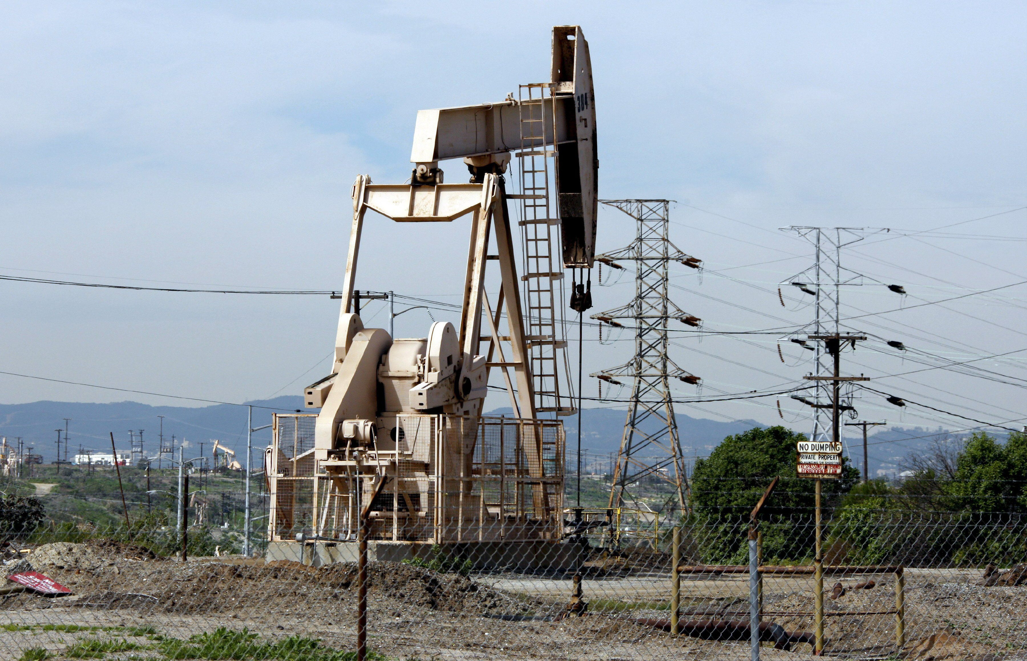 Fotografía de archivo en la que se captó una bomba de extracción de hidrocarburos, en un pozo petrolero, en Los Ángeles (CA, EE.UU.). EFE/Andrew Gombert