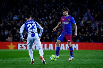 Xavi debutó con victoria ante
