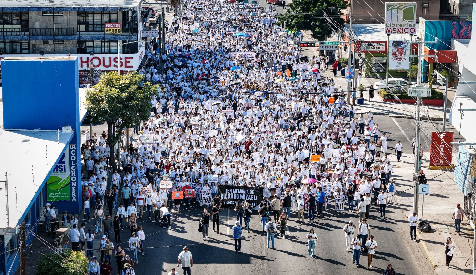 Foto de archivo/ Miles de ciudadanos vestidos de blanco marcharon desde La Lomita hasta la Catedral para exigir justicia por el asesinato de Ricardo Mizael, joven de 16 años que perdió la vida el pasado 11 de febrero en el sector Los Ángeles. Al ritmo de música de banda y encabezados por su madre, Berenice López, familiares, amigos y sociedad en general levantaron consignas como “Por su memoria, por justicia, por la paz de nuestro Culiacán” y “Queremos paz, no más promesas vacías”, Gritos de fuera Rocha y fuera Morena, en una manifestación que evidenció el dolor colectivo y la exigencia de seguridad para la niñez y juventud sinaloense. FOTO: JOSÉ BETANZOS ZÁRATE/CUARTOSCURO.COM