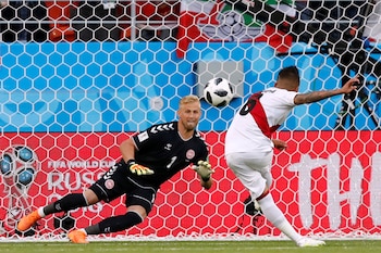 Christian Cueva falló el penal ante Kasper Schmeichel. (Foto: Internet)