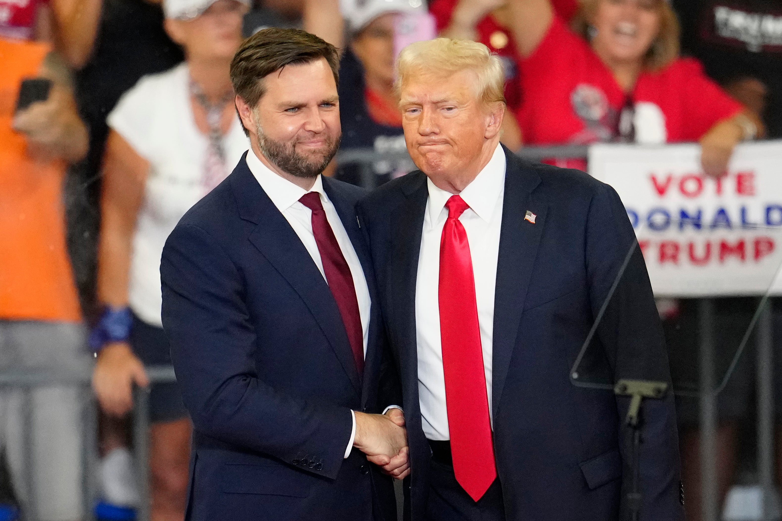 Vance sostuvo que un dirigente debe admitir errores y explicó su cambio de postura al afirmar que se equivocó sobre Donald Trump (AP)