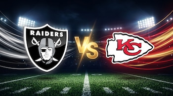 Escudo de Las Vegas Raiders a la izquierda, letras doradas Vs en el centro y escudo de Kansas City Chiefs a la derecha sobre césped deportivo.