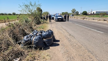 Abandonan cadáver envuelto en bolsas negras sobre vialidad de Culiacán