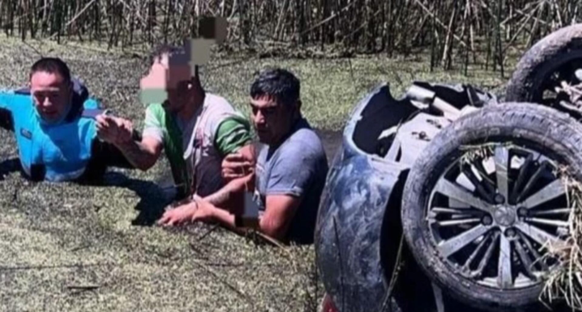 Dos efectivos policiales sacan detenido al ladrón de las aguas del canal donde el vehículo sustraído cayó en su huida (0223)