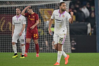 Cyriel Dessers, del Cremonese, festeja en el partido ante la Roma