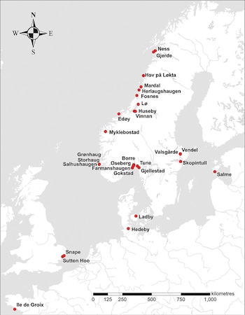 Mapa político en escala de grises de Escandinavia y el Reino Unido con puntos rojos que indican sitios de entierro de barcos vikingos y sus nombres