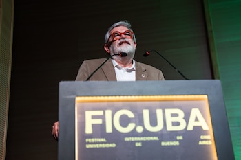 El Festival Internacional de Cine de la Universidad de Buenos Aires convocó a más de 40 mil personas en su cuarta edición. El decano de la FADU, Carlos Venancio, participó de la apertura de la ceremonia (Crédito: FIC.UBA)