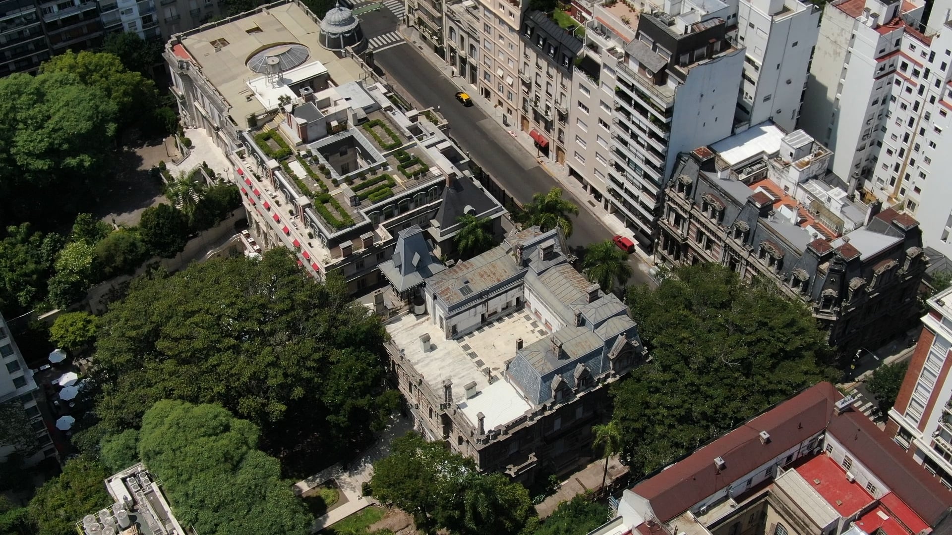 El Palacio Fernández Anchorena se encuentra ubicado en la deslumbrante Avenida Alvear, y comparte medianera con el Palacio Duhau. Vista aérea desde el drone de Infobae (Thomas Khazki)