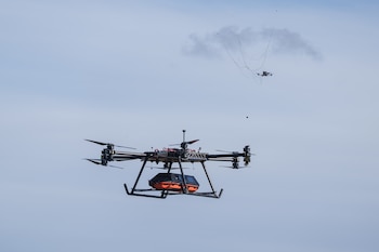 El dron de evacuación médica aérea fue desarrollado durante el último año por la empresa ucraniana de tecnología de defensa SkyFall. (AP/Evgeniy Maloletka)