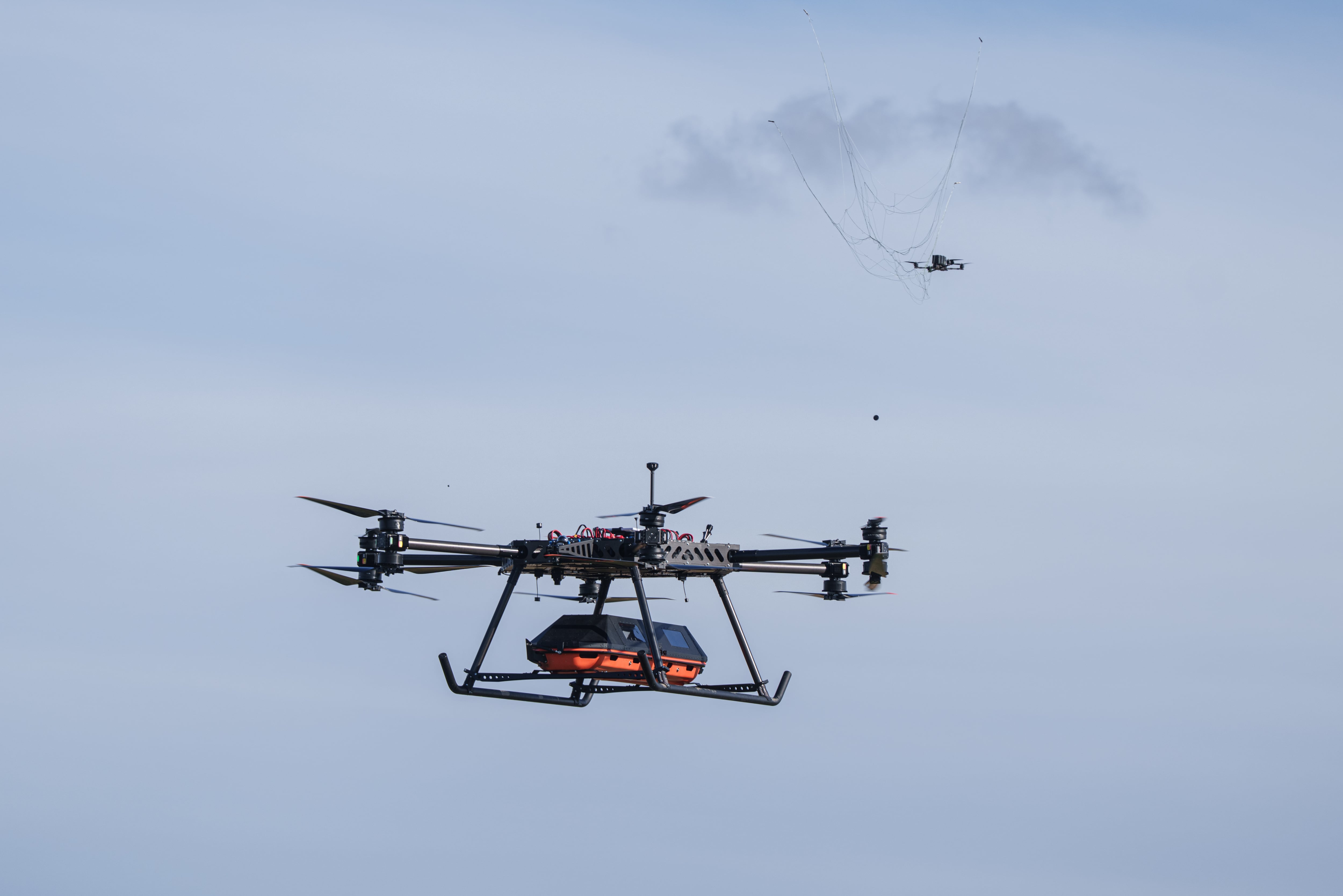 El dron de evacuación médica aérea fue desarrollado durante el último año por la empresa ucraniana de tecnología de defensa SkyFall. (AP/Evgeniy Maloletka)
