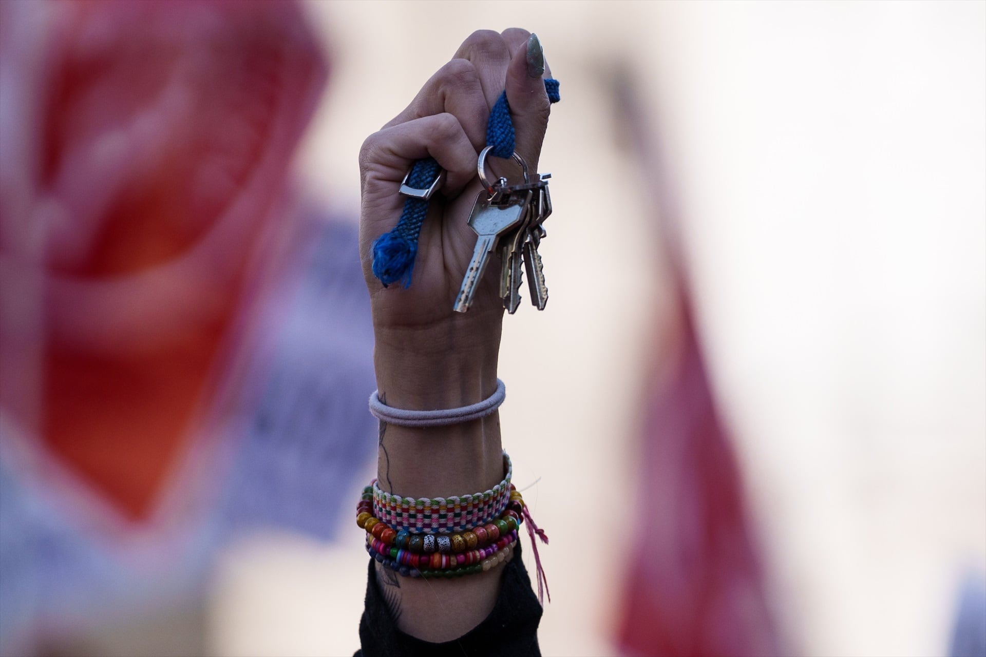 Una persona sujeta sus llaves durante una manifestación por una vivienda digna en Madrid. (Matias Chiofalo/Europa Press)