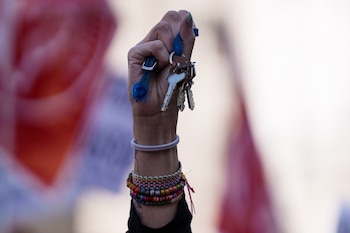 Una persona sujeta sus llaves durante una manifestación por una vivienda digna en Madrid en 2025. (Matias Chiofalo / Europa Press)