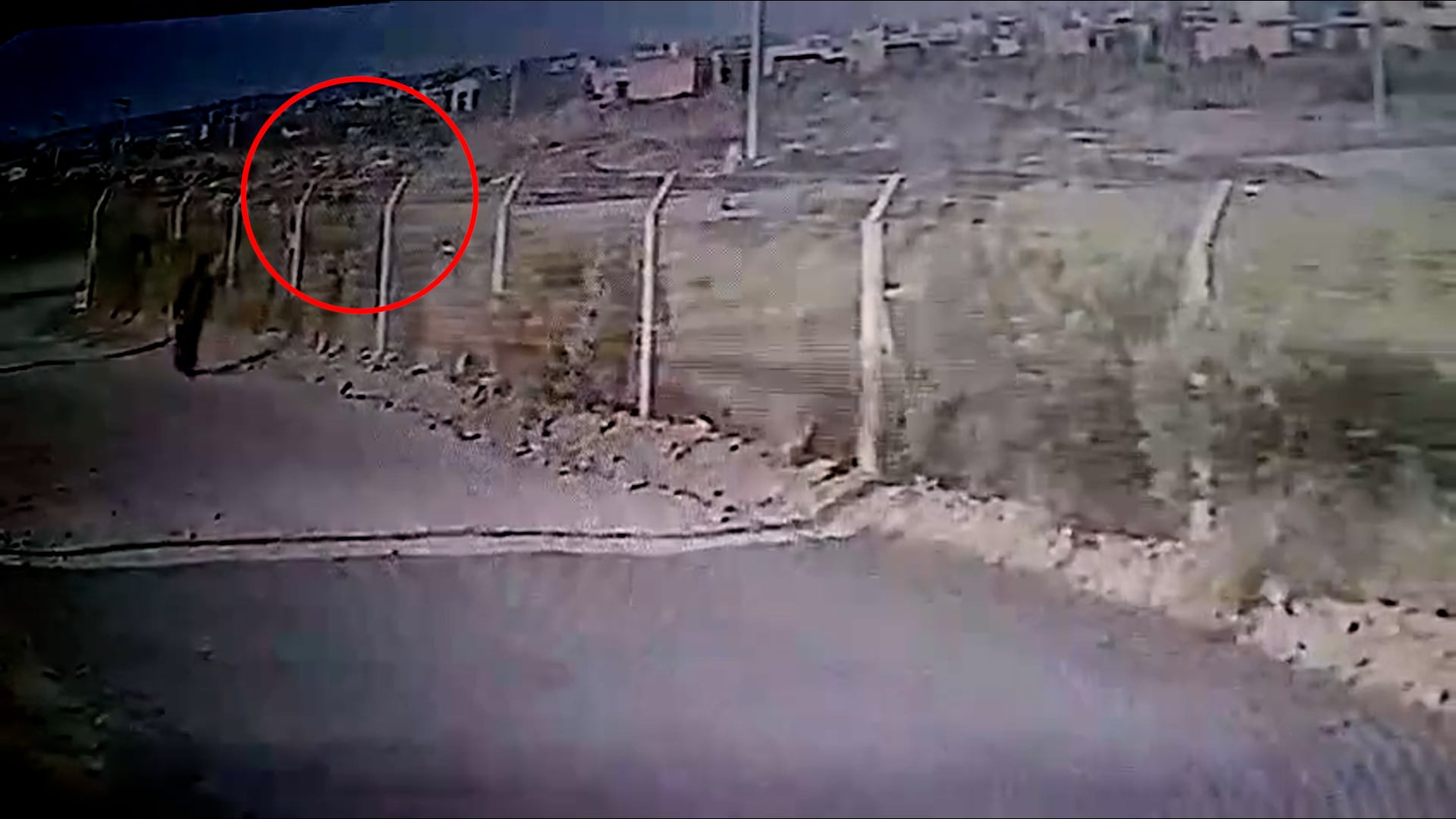 El momento en que el joven atropellado aparece caminando por la calle Michael Jones