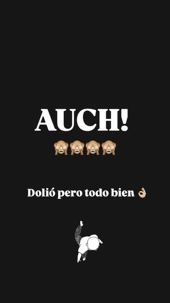 Fondo negro con el texto AUCH!, cuatro emoticonos de monos que se cubren los ojos, la frase Dolió pero todo bien y una figura dibujada en caída