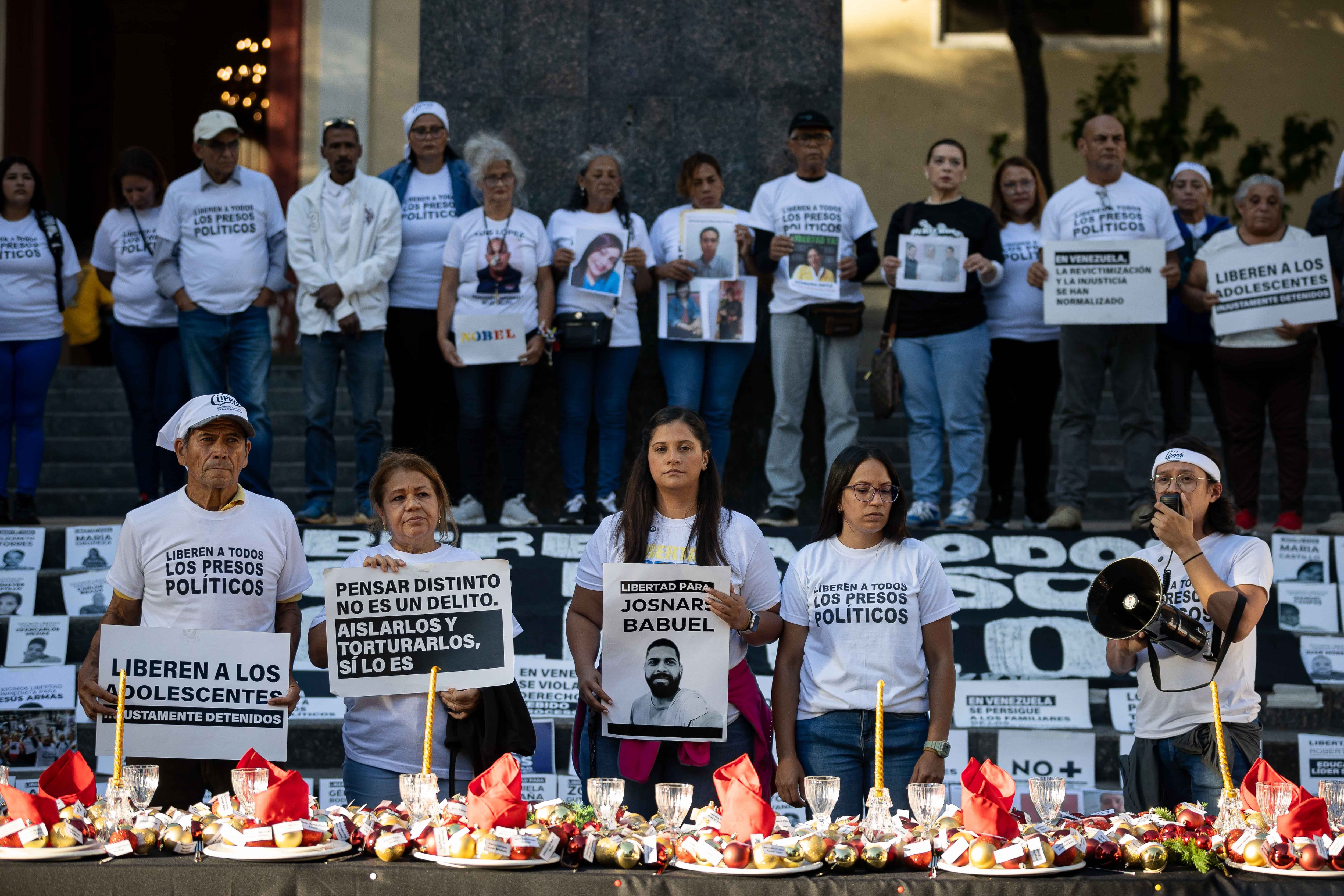 Familiares de presos políticos en Venezuela sostienen carteles en una manifestación este domingo, en Caracas (Venezuela) EFE/ Ronald Peña R