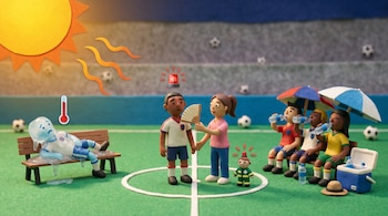 Escena de plastilina: campo de fútbol con sol intenso. Un jugador se derrite en un banco, otro es abanicado, y tres se hidratan bajo sombrillas, con un paramédico.