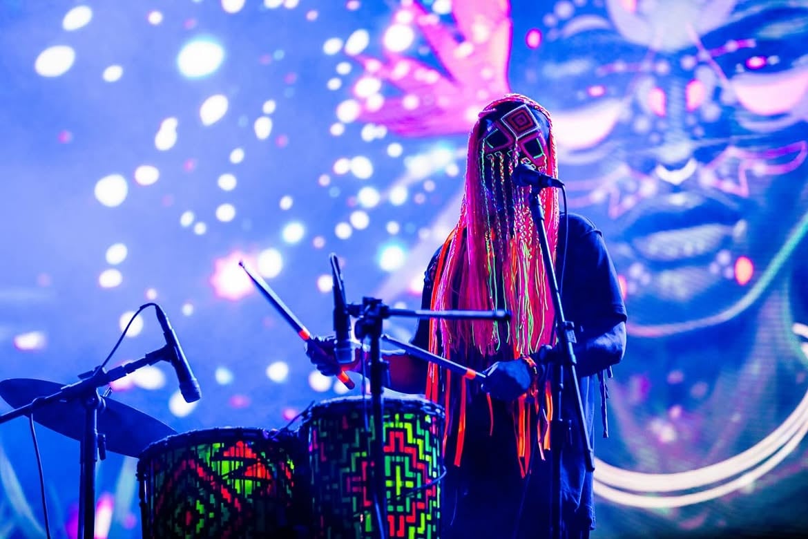 El trío Ghetto Kumbé nació en Bogotá en 2013 con integrantes de la costa caribe colombiana que fusionan percusión tradicional y música electrónica - crédito @ghettokumbe/Instagram