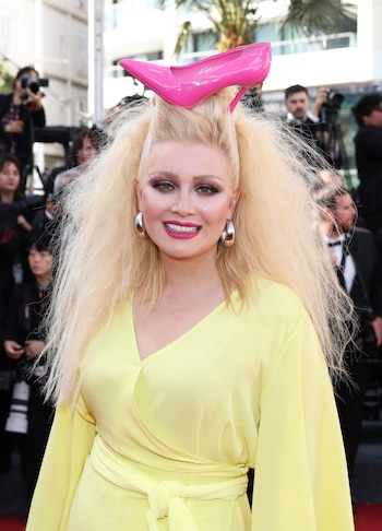 La actriz con un tacón durante la alfombra roja de Cannes
