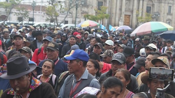 Los 48 Cantones y la alcaldía indígena de Sololá ocupan la Plaza de la Constitución en Guatemala para exigir medidas por el alza de los combustibles
