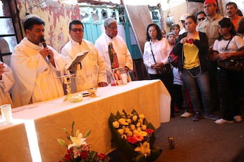 El sacerdote ofreció una misa