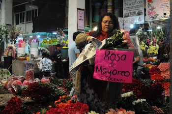 Una comerciante envuelven ramo de