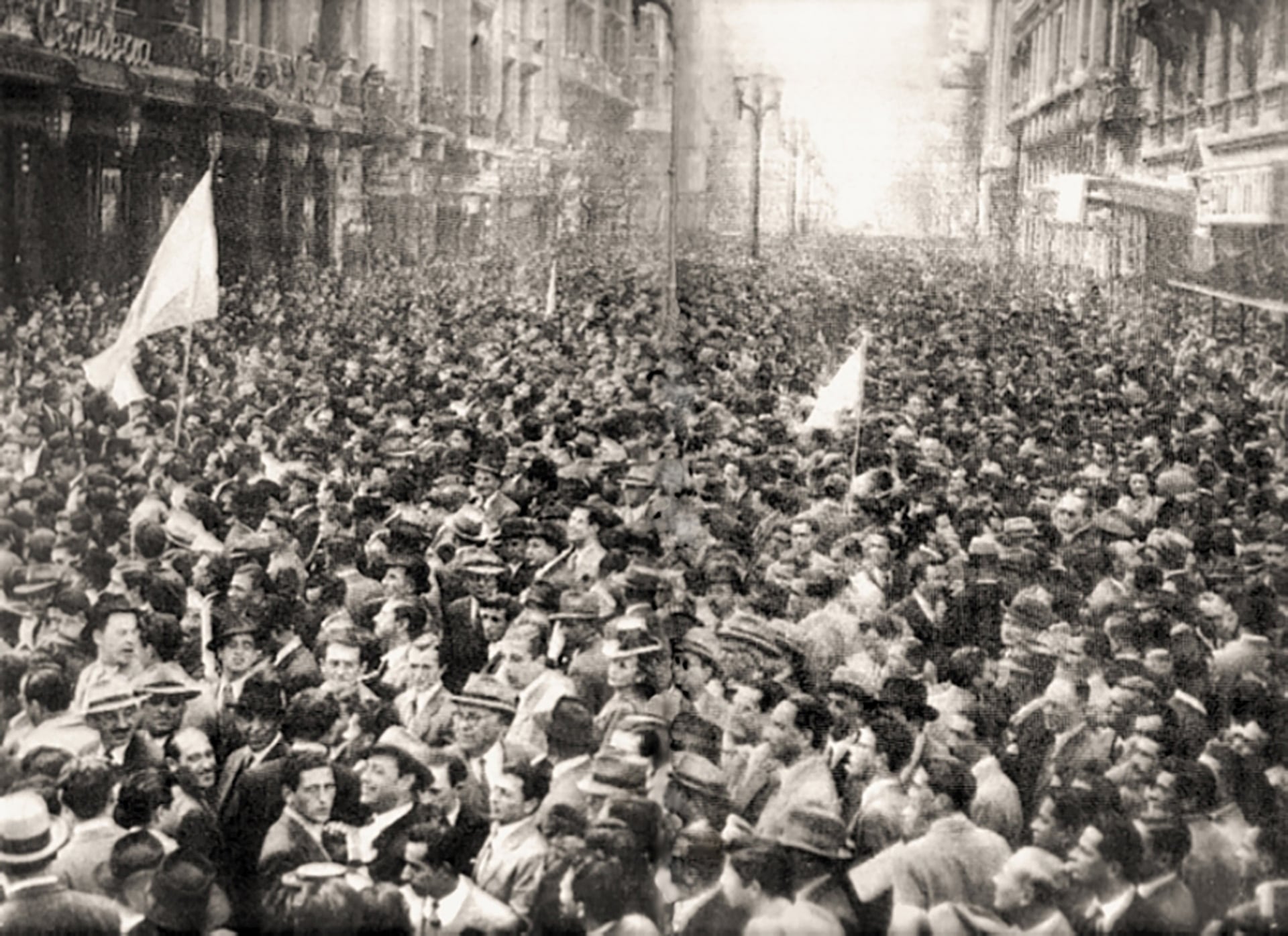 La multitud había partido del Congreso y tomó por Callao. Rapidamente la avenida quedó colmada