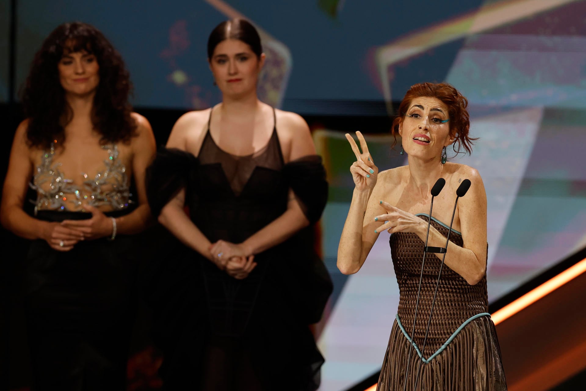 BARCELONA, 28/02/2026.- La actriz Miriam Garlo (d) recibe el Goya a mejor actriz revelación por su trabajo en ´Sorda´, durante la ceremonia de entrega de los Premios Goya en su 40 edición, este sábado en el Auditorio Fórum CCIB de Barcelona. EFE/Alberto Estévez