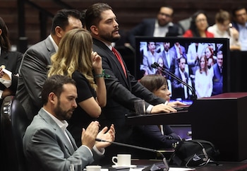 CIUDAD DE MÉXICO, 26MAYO2026.- El diputado priista Carlos Eduardo Gutiérrez Mancilla hizo uso de la tribuna durante la sesión extraordinaria en la Cámara de Diputados en la que se busca reformar y adicionar diversas disposiciones en material de la Reforma al Poder Judicial. La iniciativa fue aprobada en lo general por 341 votos a favor.
FOTO: GALO CAÑAS/CUARTOSCURO.COM