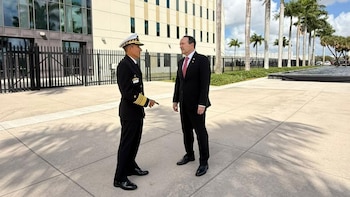 Un oficial de la Marina