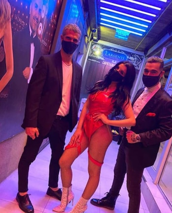 Charlotte junto a su partenaire,