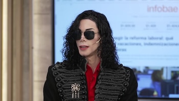 Trece cirugías y una vida dedicada a su ídolo: la historia de un imitador de Michael Jackson