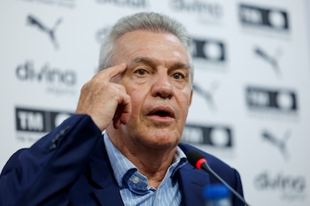 El técnico mexicano Javier Aguirre durante su presentación este lunes como nuevo entrenador del Valencia CF, con el que ha firmado un contrato hasta el final de esta campaña 2026-2027 y el club dispondrá de una opción de prórroga por una campaña más. (EFE/Biel Aliño)