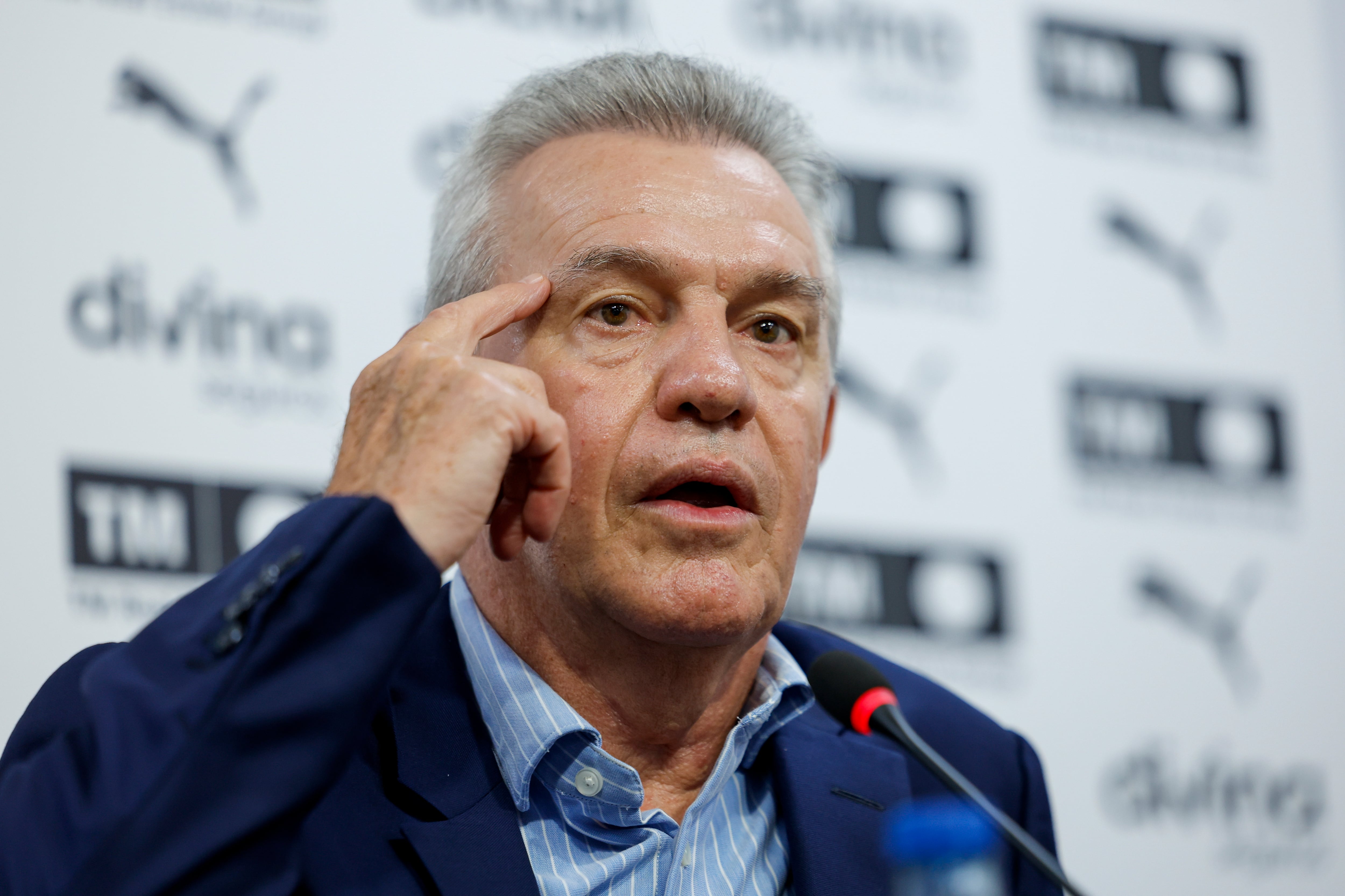 El técnico mexicano Javier Aguirre durante su presentación este lunes como nuevo entrenador del Valencia CF, con el que ha firmado un contrato hasta el final de esta campaña 2026-2027 y el club dispondrá de una opción de prórroga por una campaña más. (EFE/Biel Aliño)
