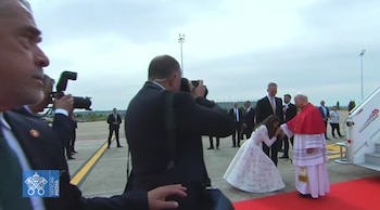 Rainha Letizia brilha em sua 'vantagem branca' ao receber o Papa Leão XIV (Vatican News)