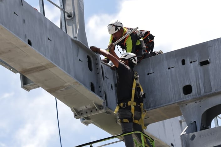 Trabajadores supervisan y montan grandes estructuras metálicas sobre pilares de concreto prefabricados, marcando un hito en la construcción de una nueva obra de infraestructura y diseño. (Municipalidad de Guatemala)