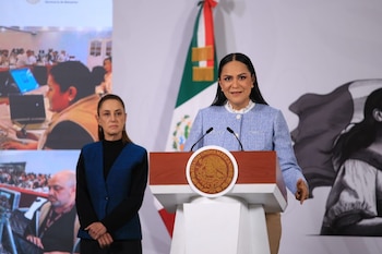 Ariadna Montiel, junto a la