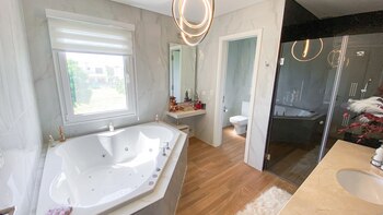 Al recorrer la casa antes