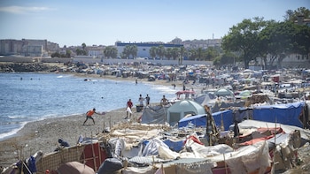 La Policía Nacional se despliega en el Trampolín (Ceuta) para desalojar una parte del campamento de migrantes