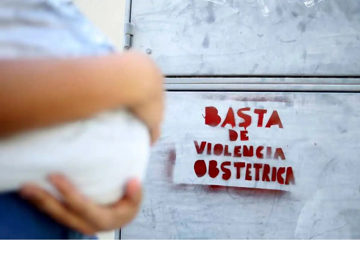 La Ley de Protección Integral a las Mujeres, sancionada en 2009, define a la violencia obstétrica como aquella