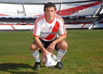 Adalberto Román quedó marcado por el penal que cometió en el primer partido de la promoción que, posteriormente, derivó en el descenso de River (Adalberto Román)