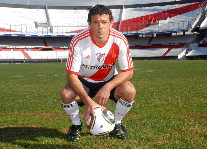 Adalberto Román quedó marcado por el penal que cometió en el primer partido de la promoción que, posteriormente, derivó en el descenso de River (Adalberto Román)
