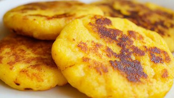 Este es el secreto para hacer unas deliciosas arepas de plátano maduro: rellenas de queso y listas en minutos