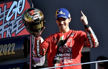 Bagnaia celebrando el titulo de campeón del mundo en 2022 (REUTERS/Pablo Morano)