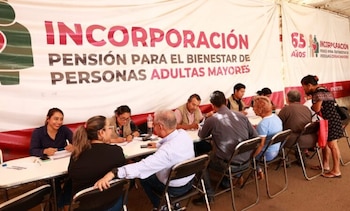 Personas adultas mayores y mujeres de 60 a 64 años realizan trámites de incorporación a los programas sociales del Gobierno de México