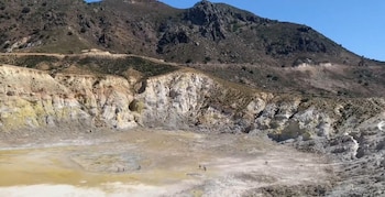 El cráter emite gases y mantiene altas temperaturas, modelando la arquitectura y la vida local